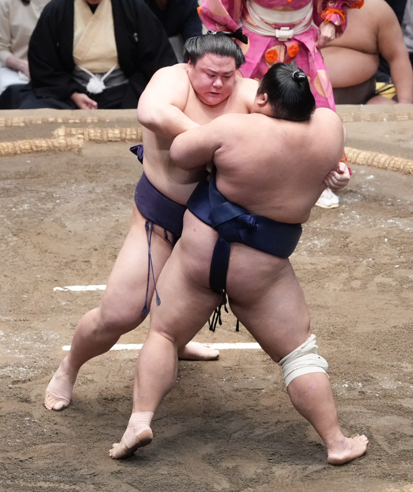 藤凌駕（右）を攻める義ノ富士（撮影・小沢裕）