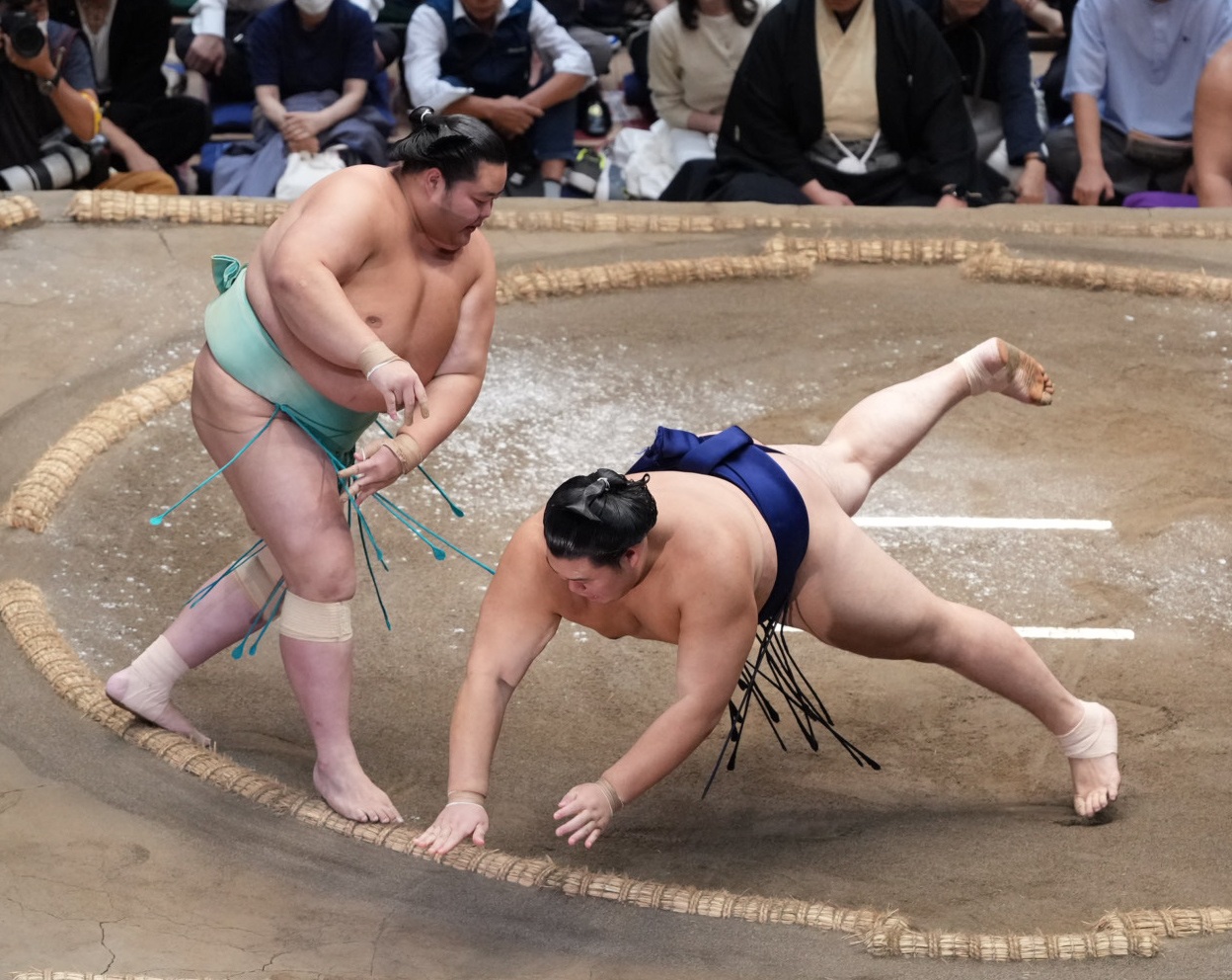 大の里（右）は琴桜に突き落としで敗れる（撮影・小沢裕）