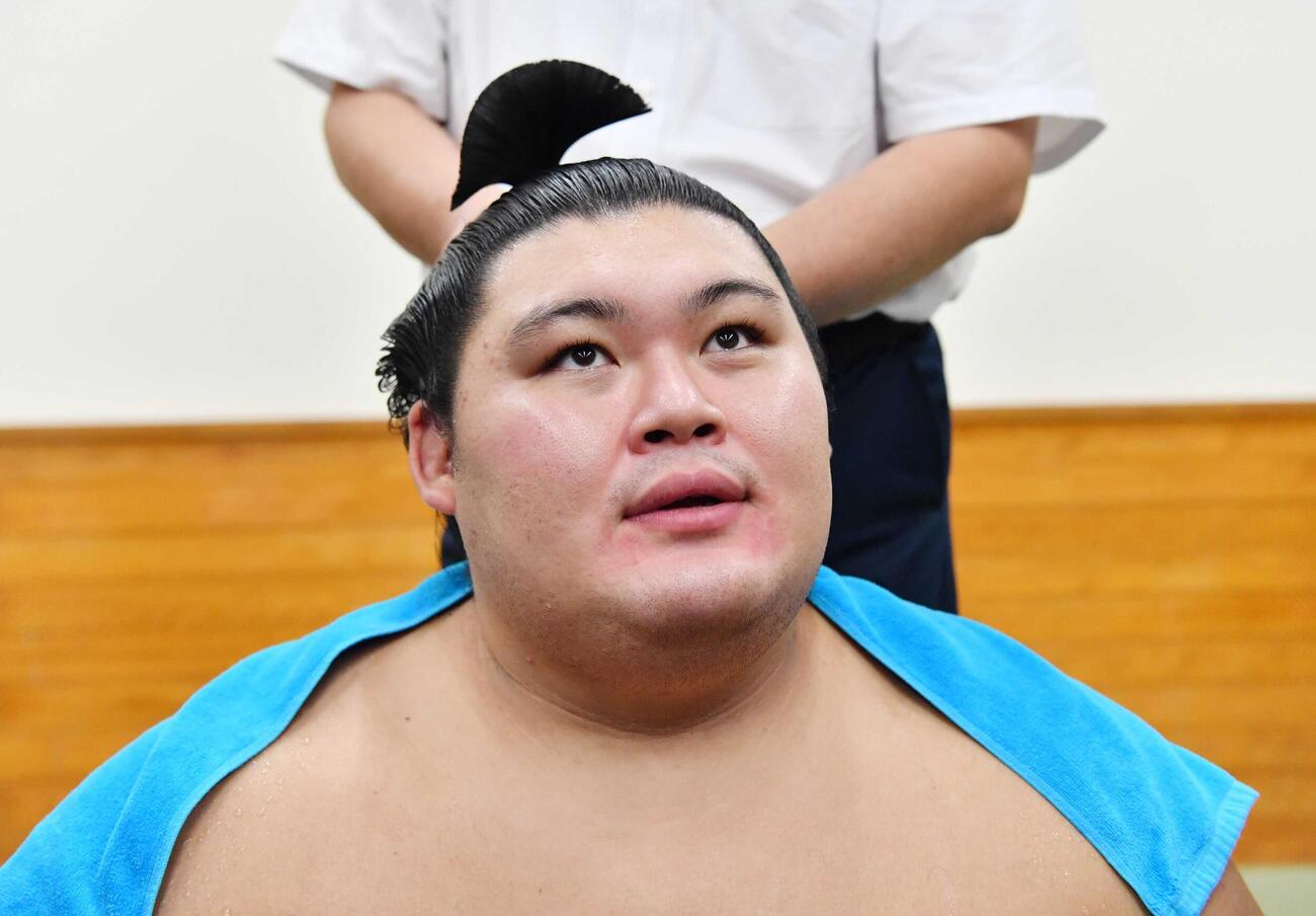 支度部屋で取材に応える大の里
