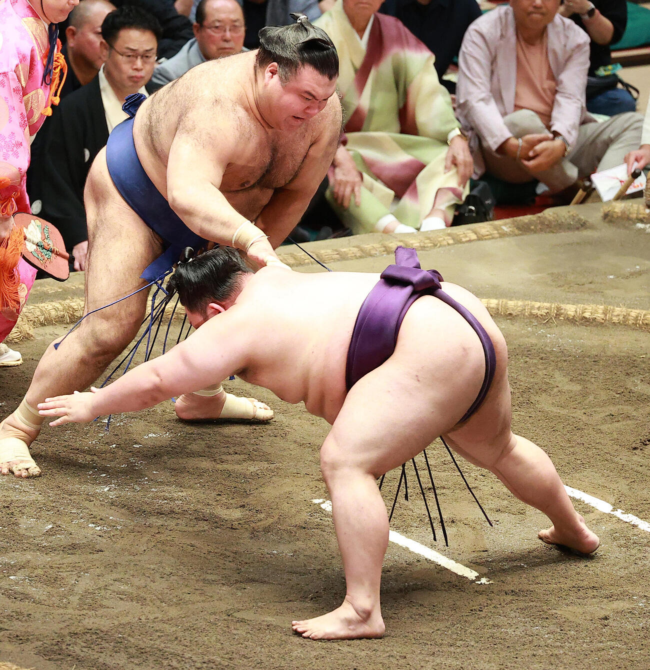 美ノ海（右）をはたき込みで破る高安（撮影・中島郁夫）