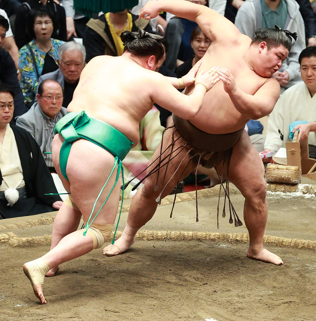 伯乃富士（右）を押し出しで破る一山本（撮影・中島郁夫）