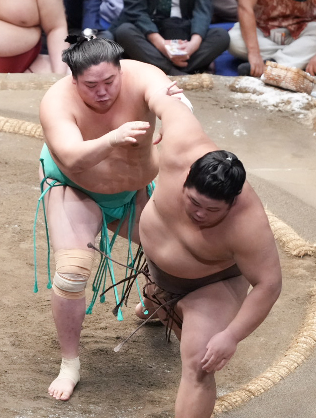 一山本（左）は伯乃富士を押し出しで破る（撮影・小沢裕）