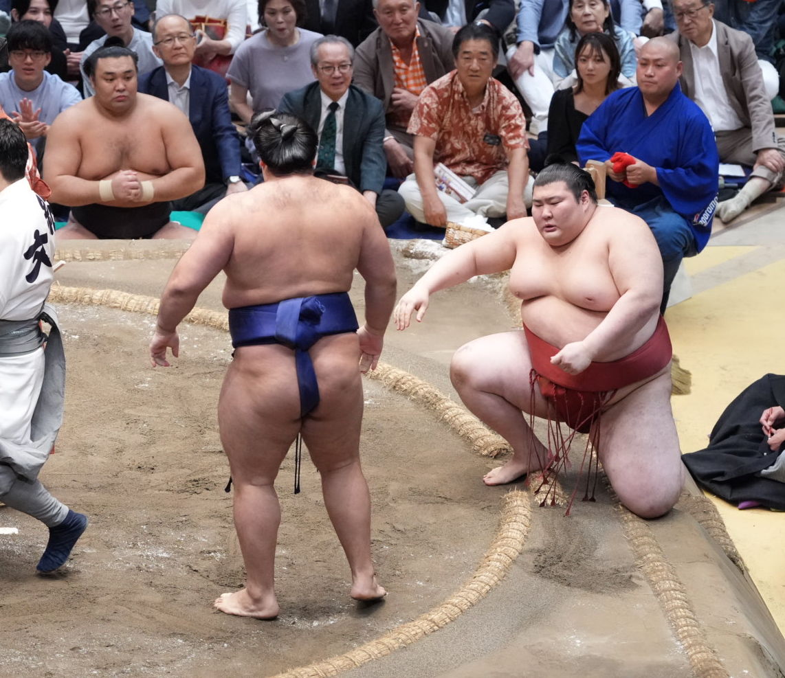 熱海富士（右）は狼雅に上手投げで敗れる。左端は土俵下控えの霧島（撮影・小沢裕）