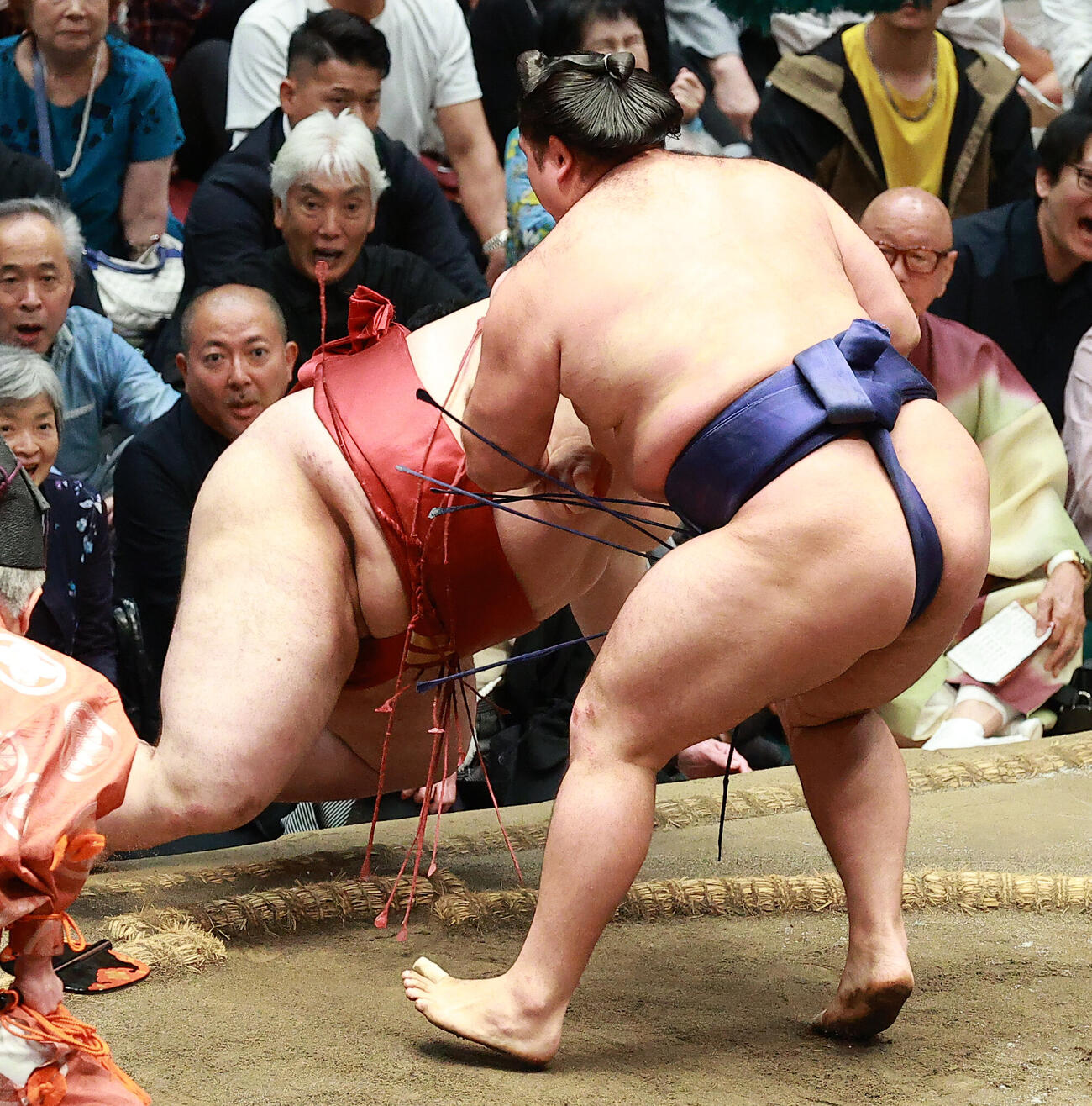 熱海富士（左）を上手投げで破る狼雅（撮影・中島郁夫）