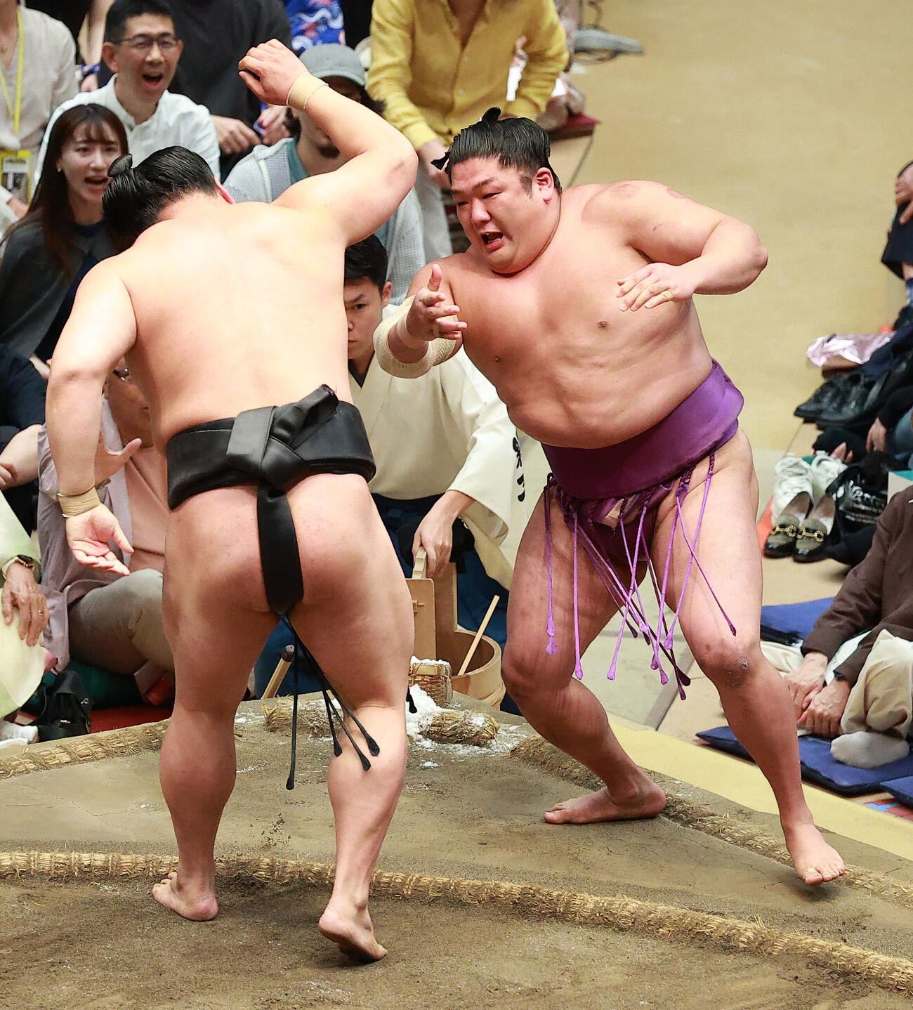 尊富士（右）を寄り切りで破る若元春（撮影・中島郁夫）