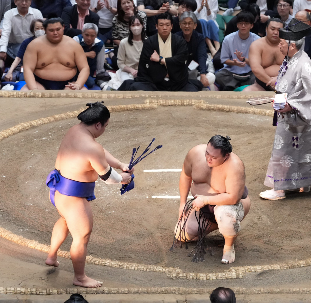 朝乃山（右）は藤ノ川に突き落としで敗れる。左端は土俵下控えの大の里（撮影・小沢裕）