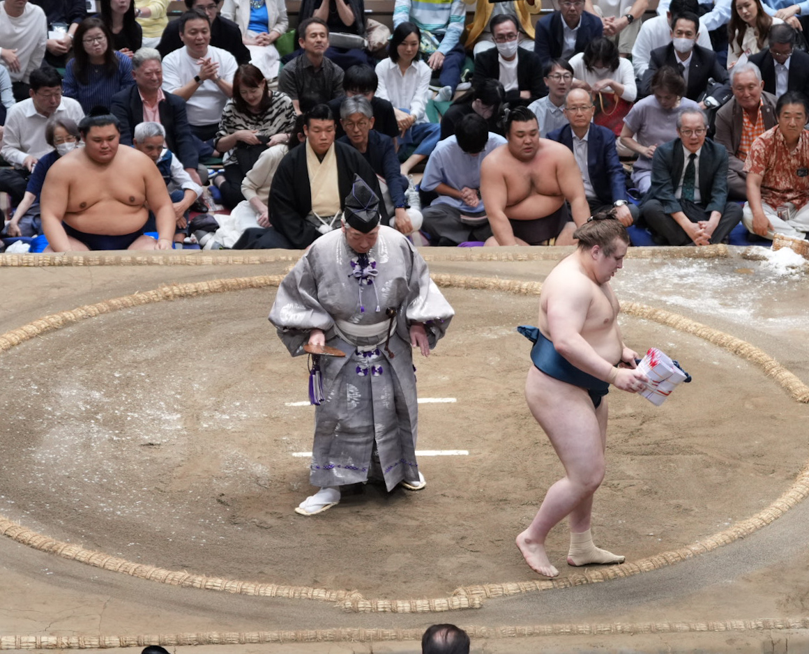 安青錦（手前右）は霧島を寄り倒しで破る。左端は土俵下控えの大の里（撮影・小沢裕）