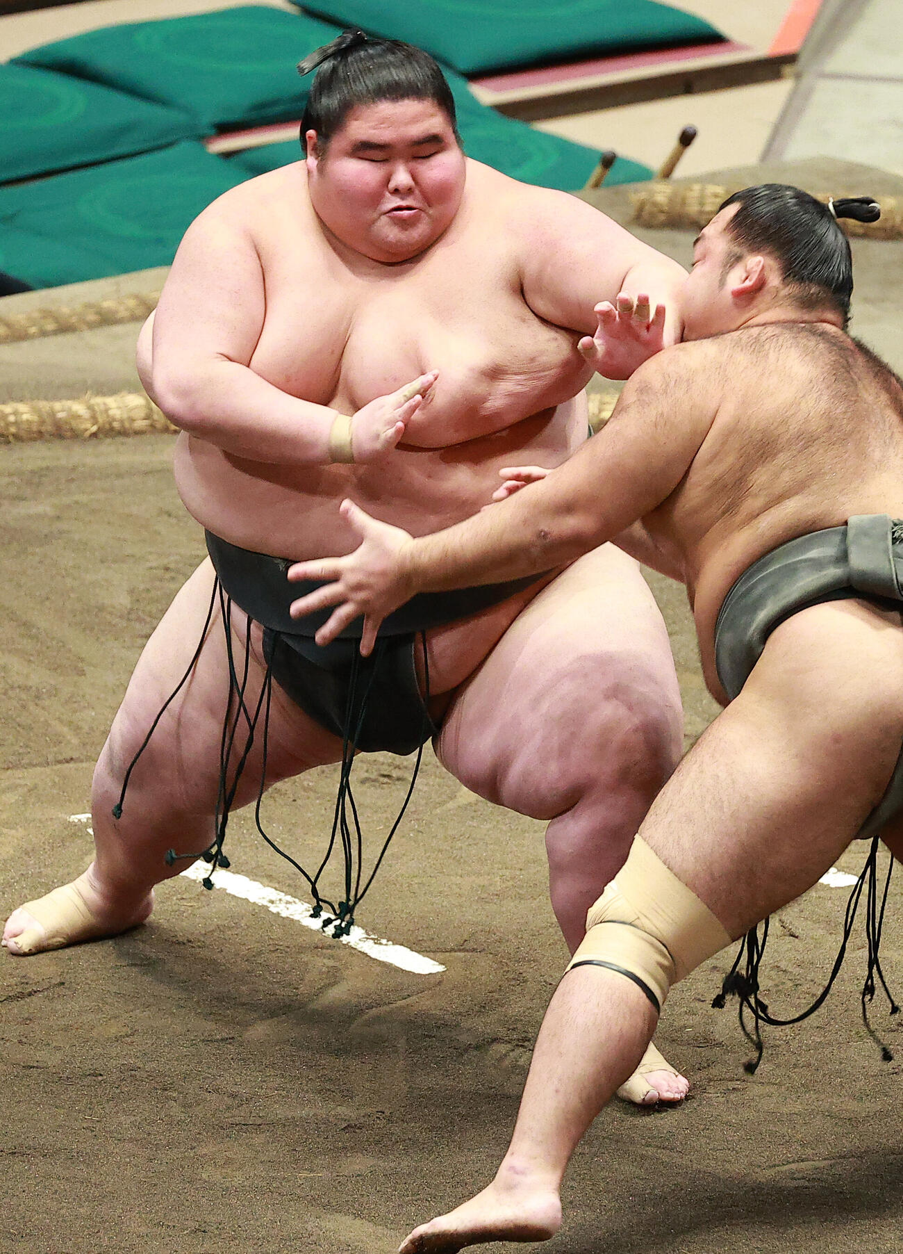 豊翔（右）に張り手を浴びせる柏王丸（撮影・中島郁夫）