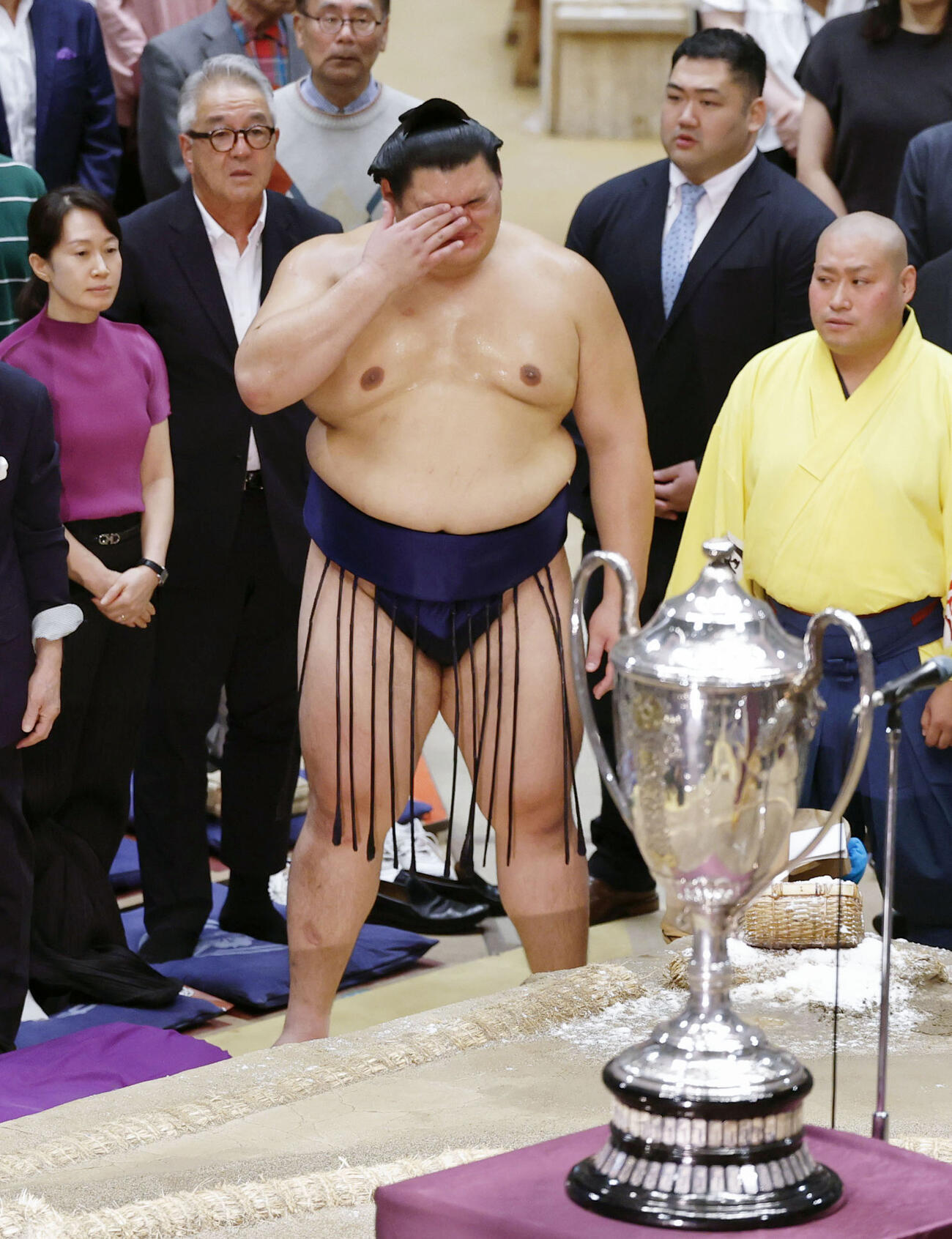 6度目の優勝を果たし、涙ぐむ大の里(共同)