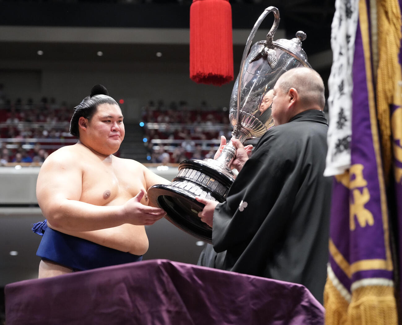 幕内優勝を飾り八角理事長（右）から賜杯を受け取る大の里（撮影・小沢裕）