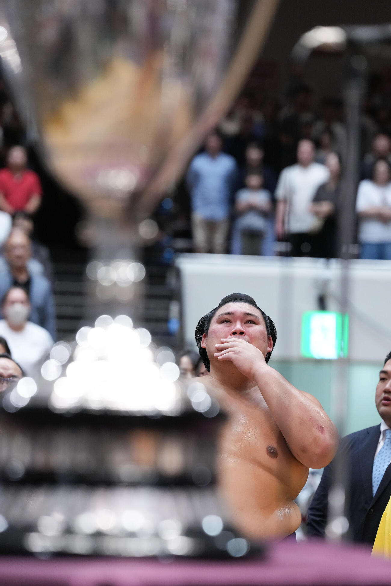 幕内優勝を飾り表彰式で号泣する大の里（撮影・小沢裕）