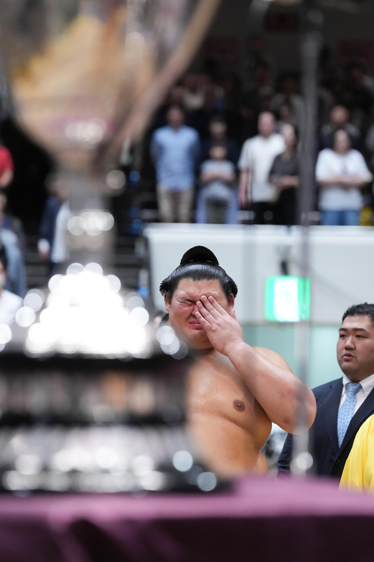 幕内優勝を飾り表彰式で号泣する大の里（撮影・小沢裕）