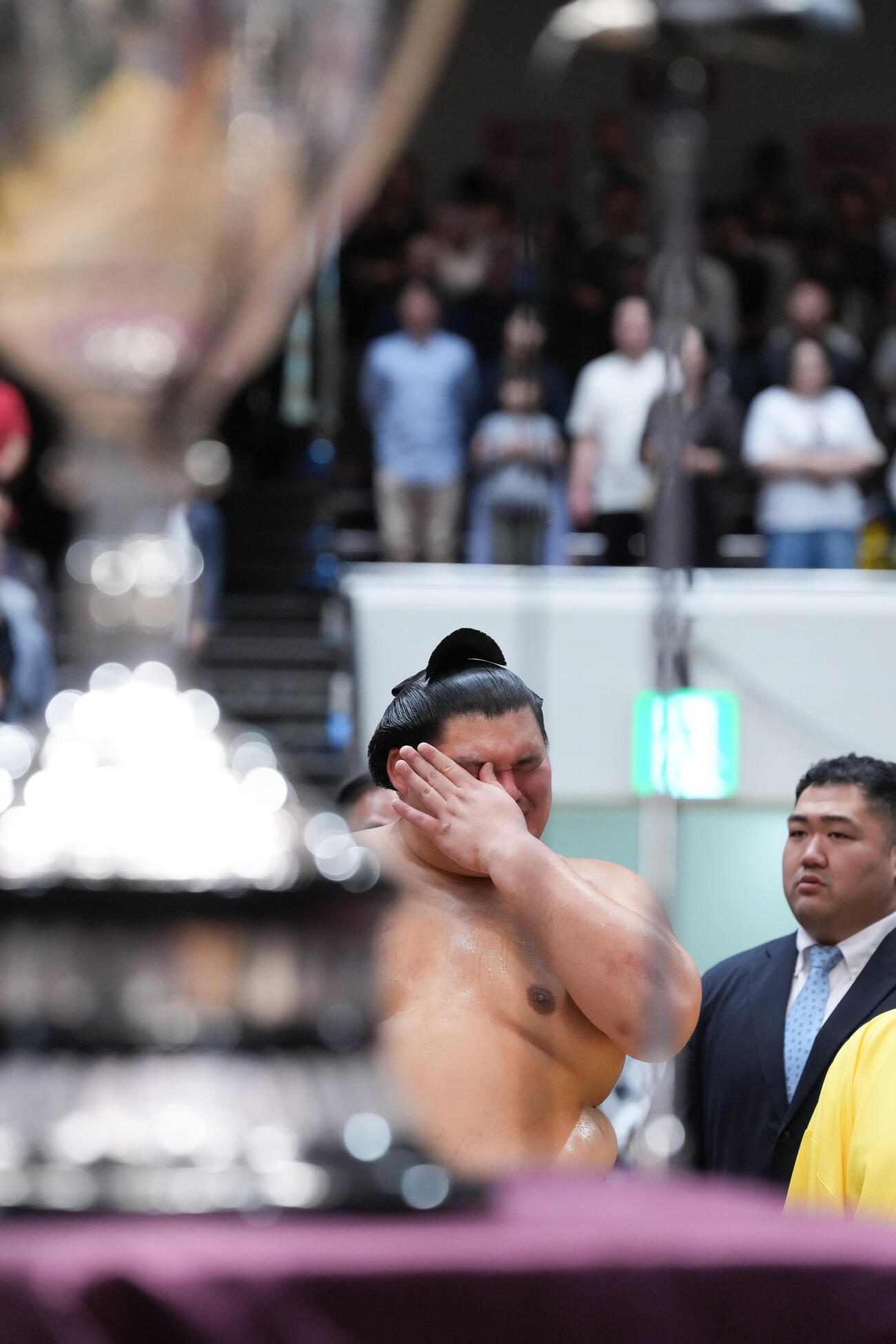 幕内優勝を飾り表彰式で号泣する大の里（撮影・小沢裕）