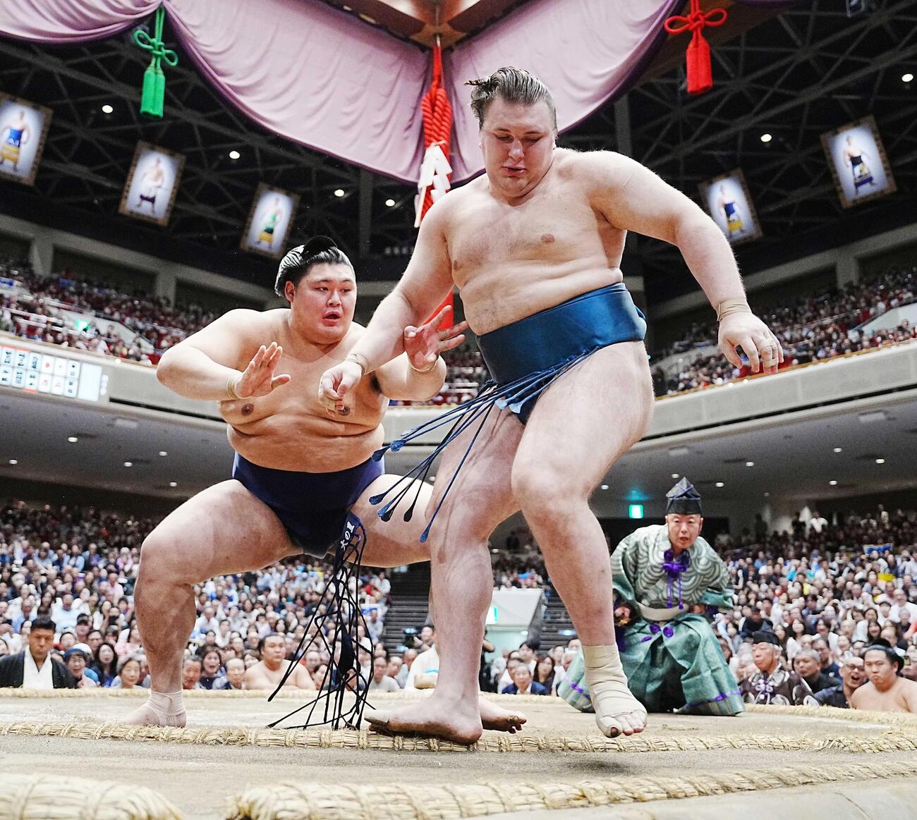 大の里は安青錦（右）を突き出しで下し幕内優勝を飾る（撮影・小沢裕）