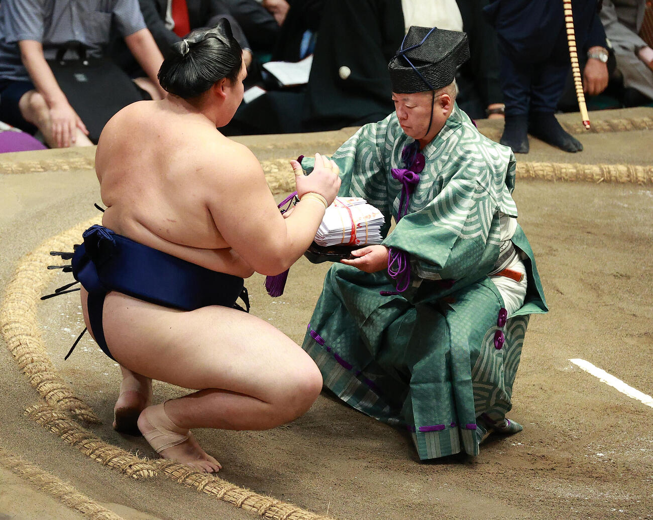 大の里（左）に内閣総理大臣杯を渡す木原稔内閣官房長官（撮影・中島郁夫）