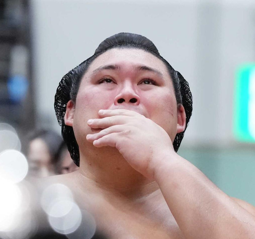 表彰式で号泣する大の里（撮影・小沢裕）