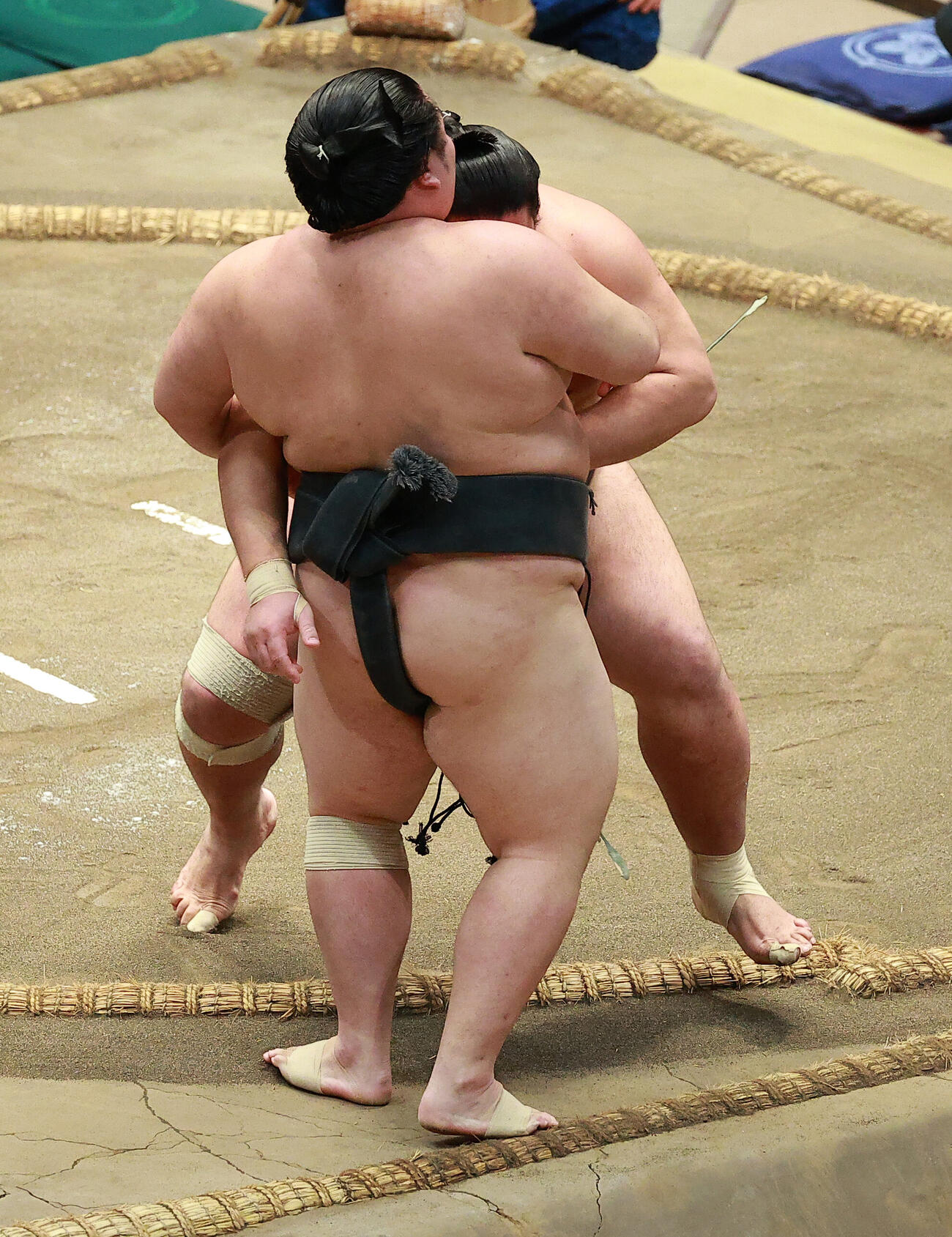 大花竜（左）を寄り切りで破る錦木（撮影・中島郁夫）