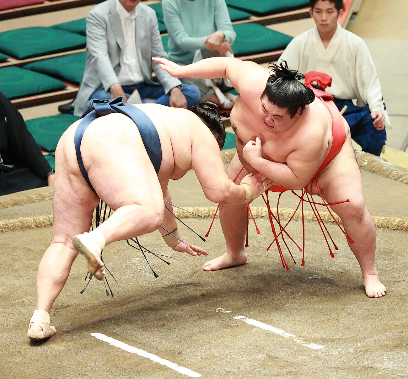 玉鷲（左）を引き落としで破る嘉陽（撮影・中島郁夫）