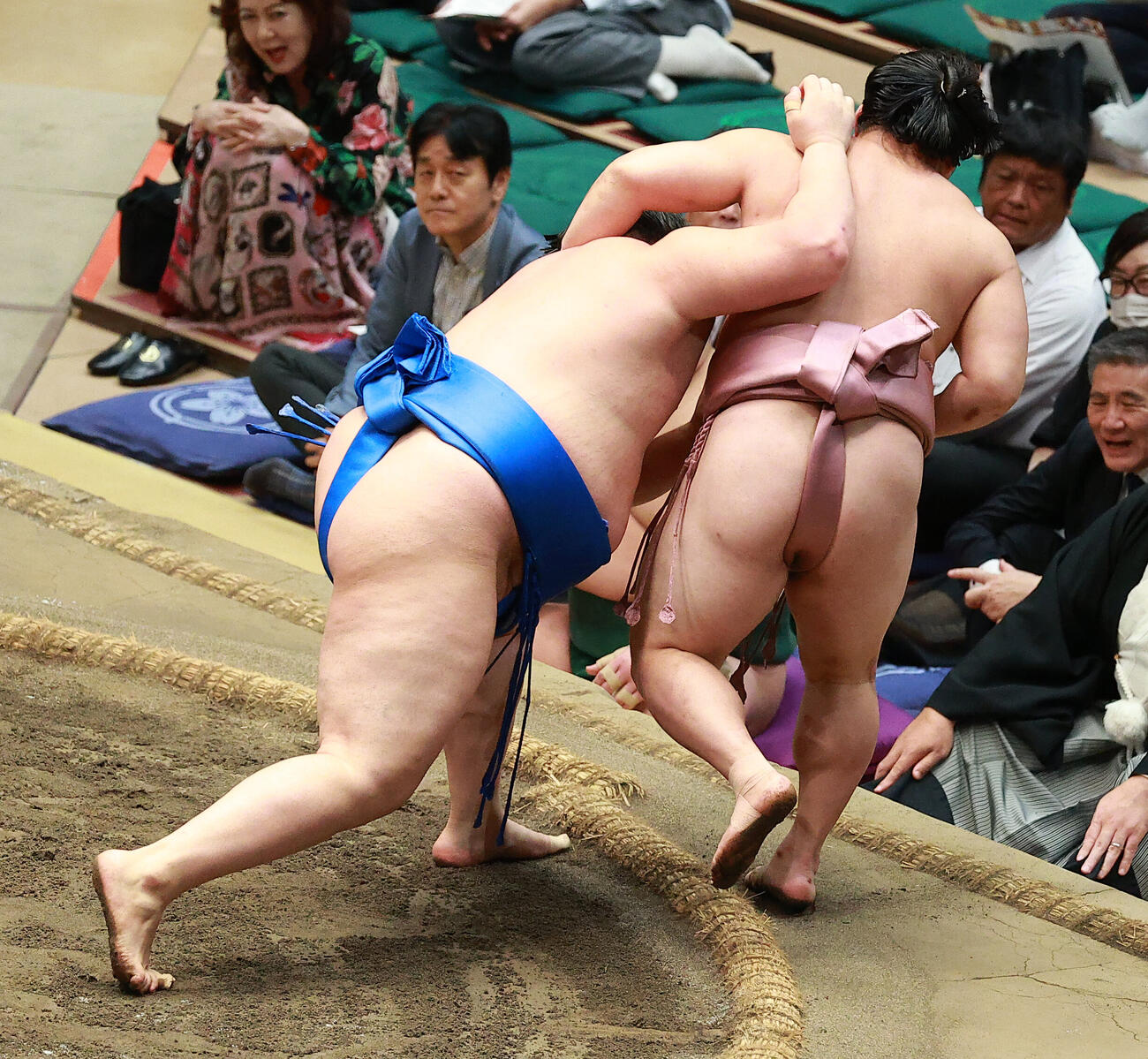 炎鵬（右）を寄り切りで破る旭海雄（撮影・中島郁夫）