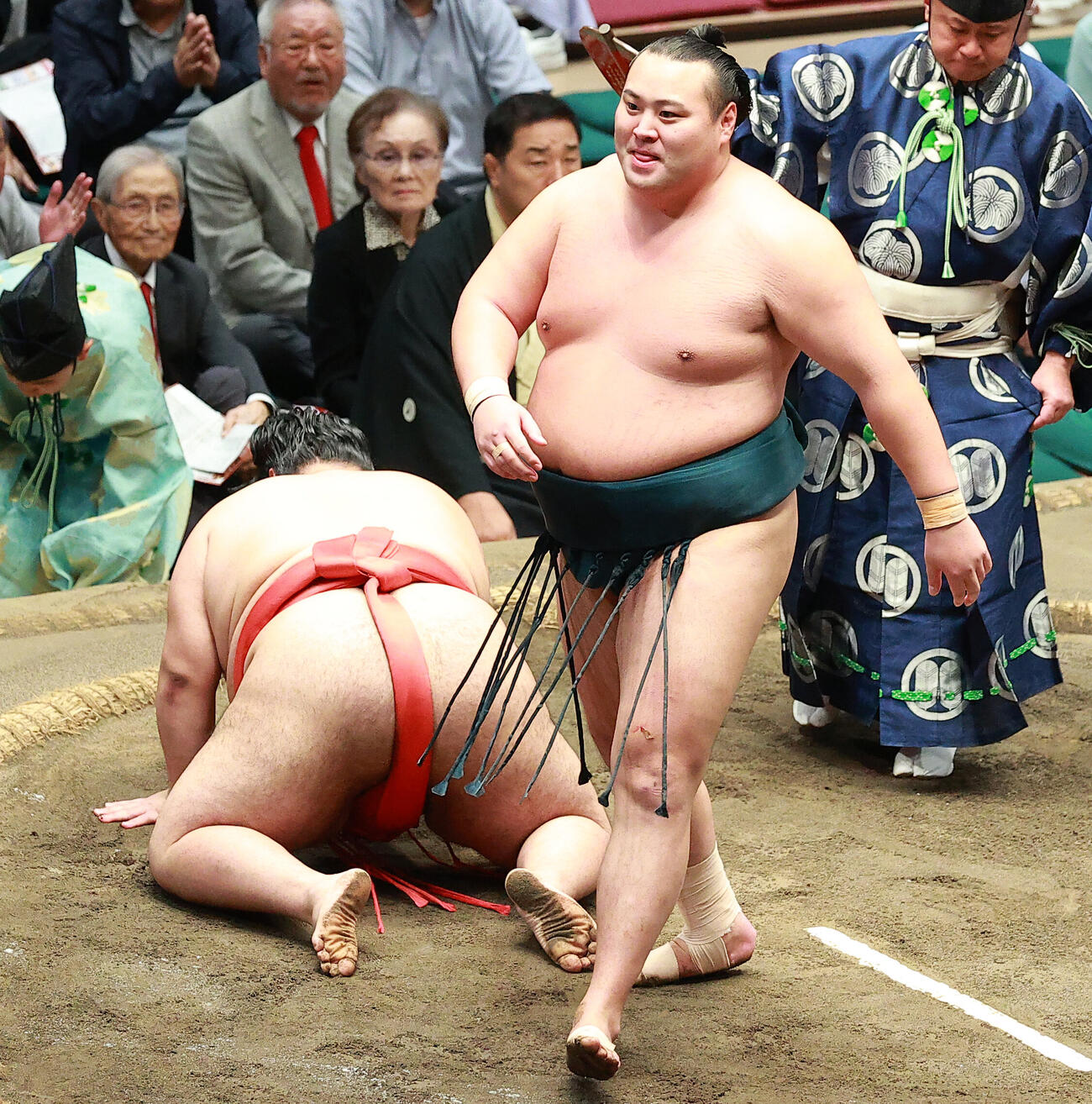 嘉陽（左）をはたき込みで破り十両優勝を決めた北の若（撮影・中島郁夫）