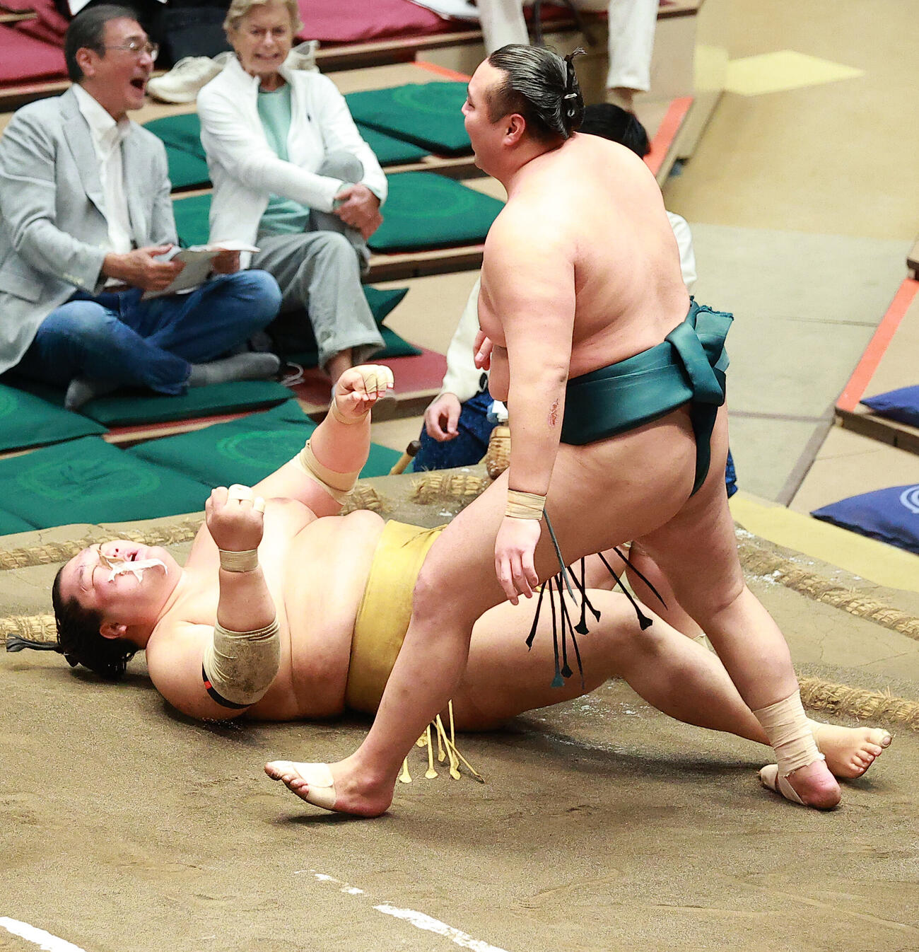 輝（下）を押し出しで破る北の若（撮影・中島郁夫）