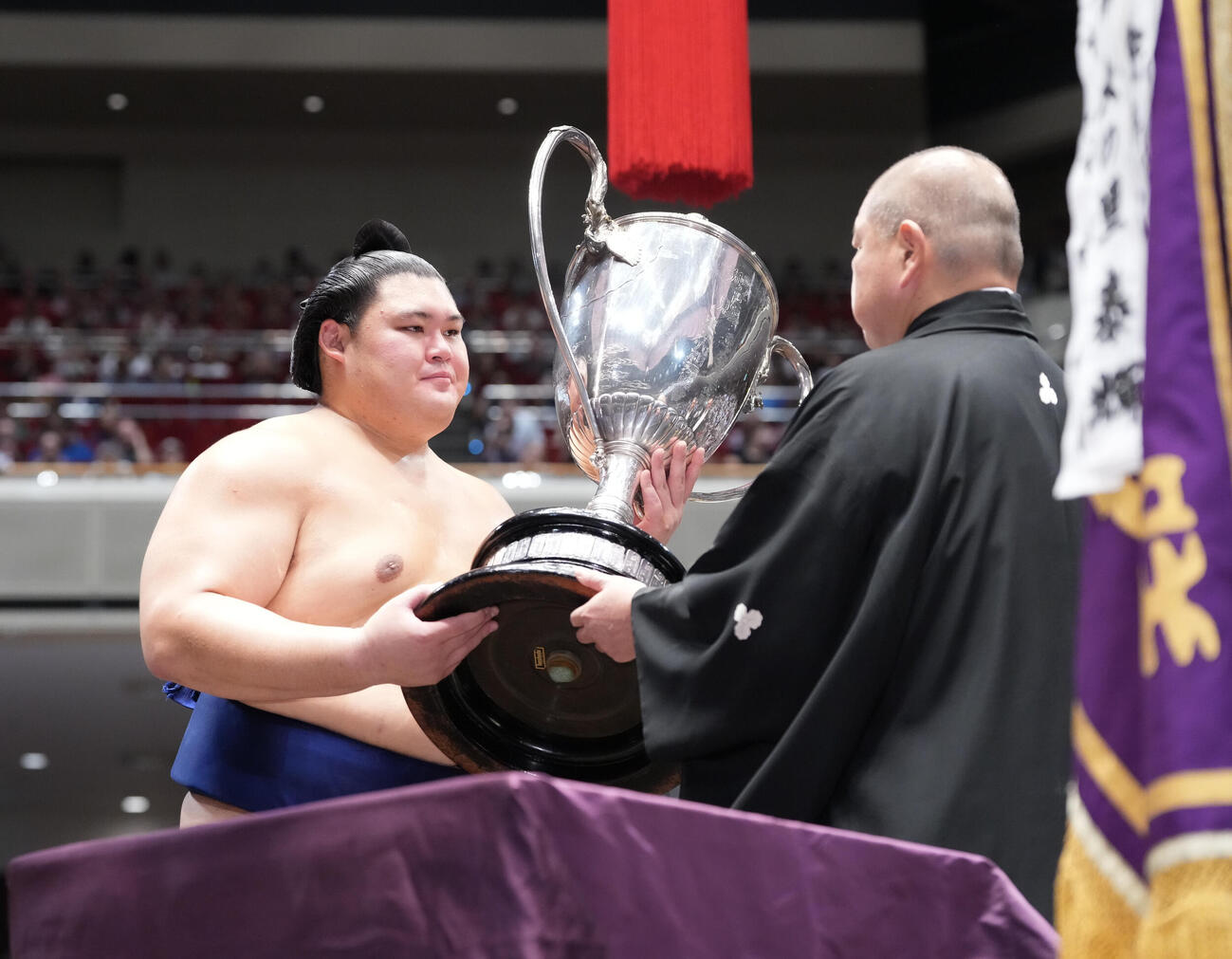 幕内優勝を飾り八角理事長（右）から賜杯を受け取る大の里（撮影・小沢裕）