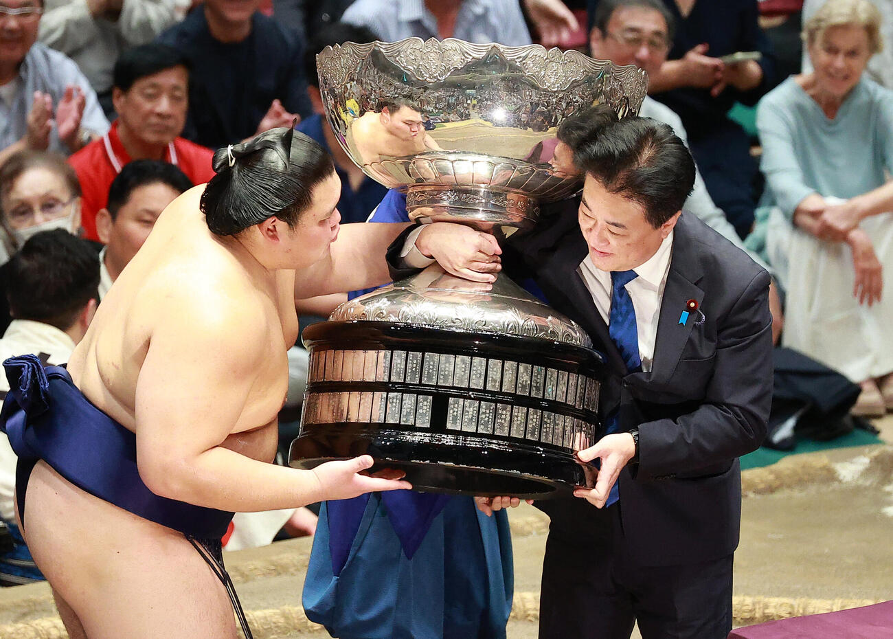 大の里（左）に内閣総理大臣杯を渡す木原稔内閣官房長官（撮影・中島郁夫）