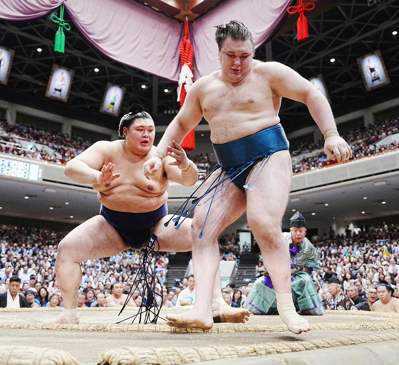 大の里は安青錦（右）を突き出しで下し幕内優勝を飾る（撮影・小沢裕）