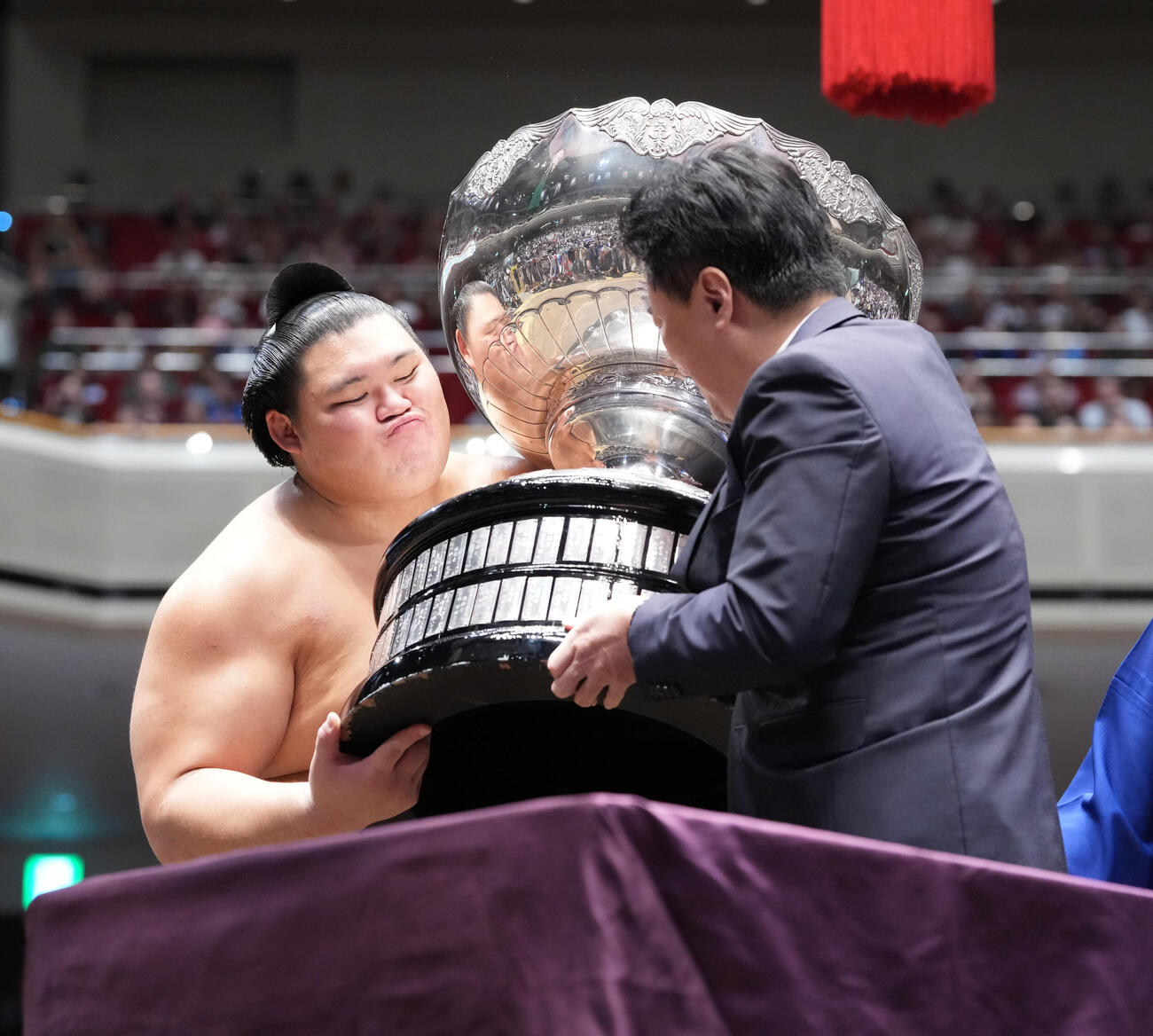 優勝した大の里（左）は木原稔内閣官房長官から内閣総理大臣杯を受け取る（撮影・小沢裕）