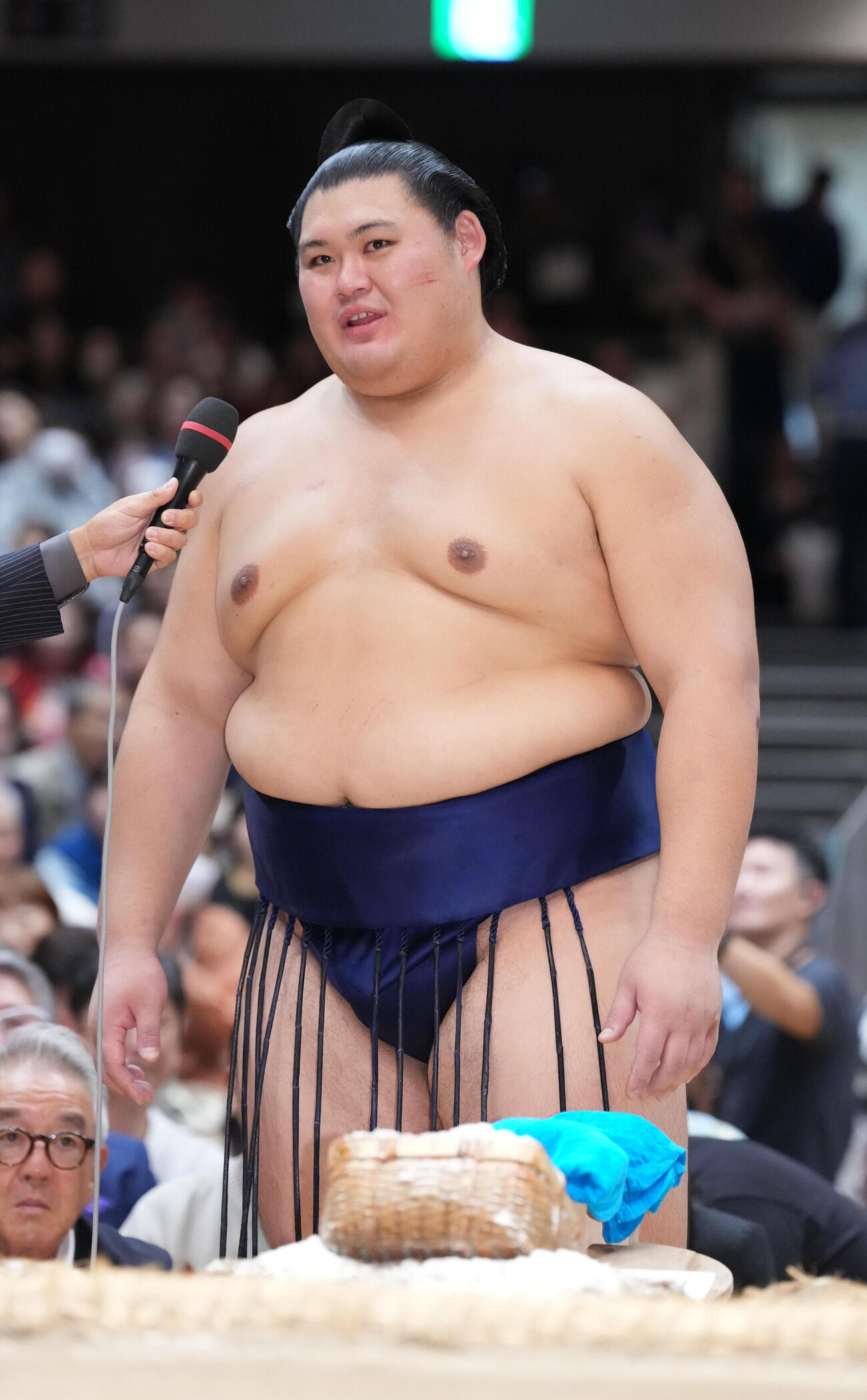 優勝インタビューで笑顔を見せる大の里（撮影・小沢裕）