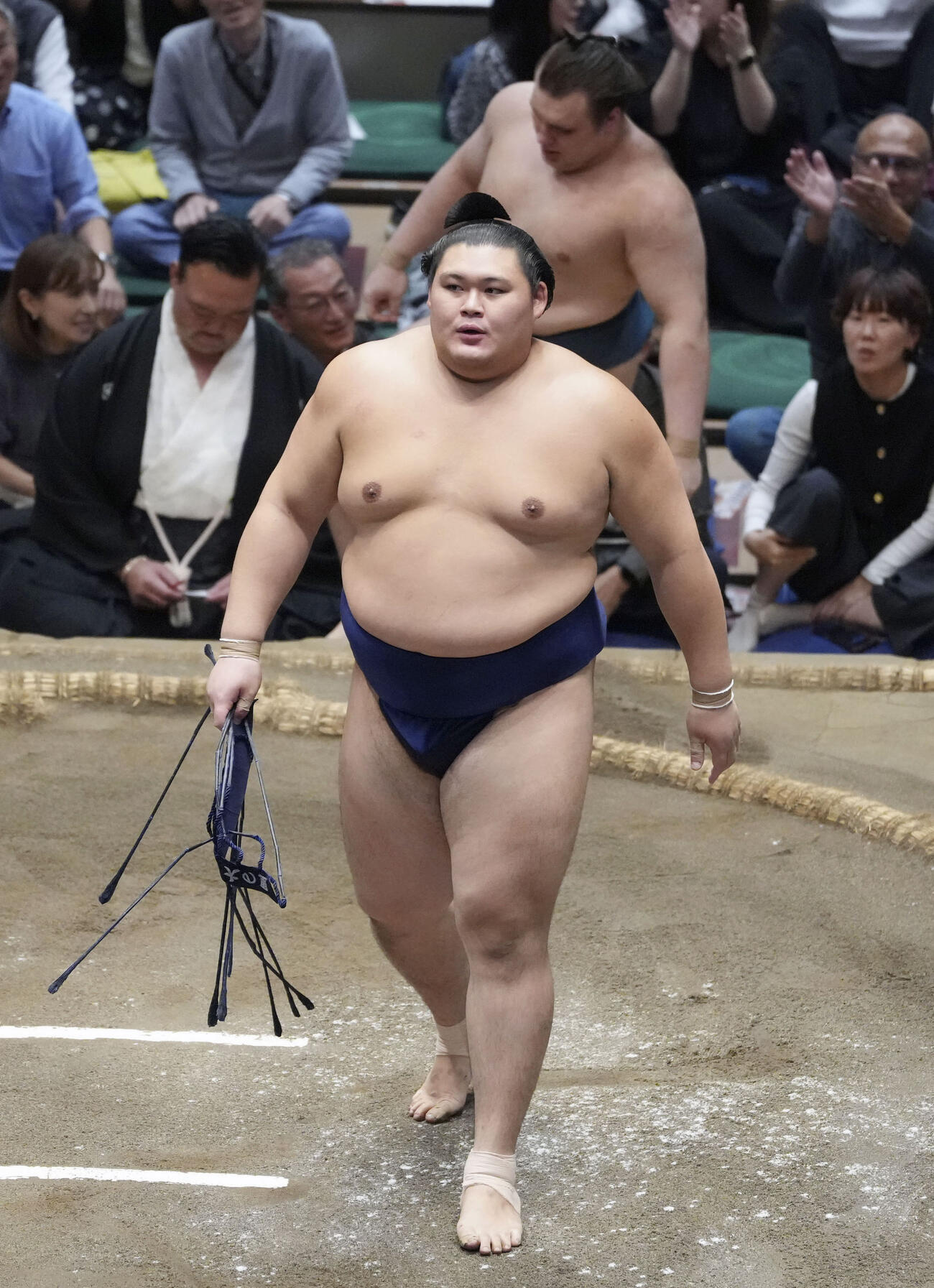 安青錦（奥）を突き出しで下し、6度目の優勝を果たした大の里＝両国国技館（共同）
