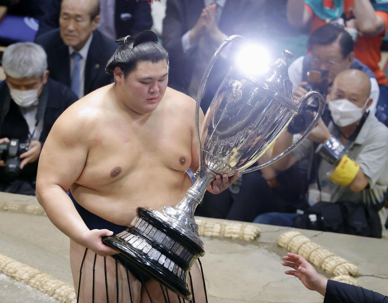 6度目の優勝を果たし、賜杯を手にする大の里＝両国国技館（共同）