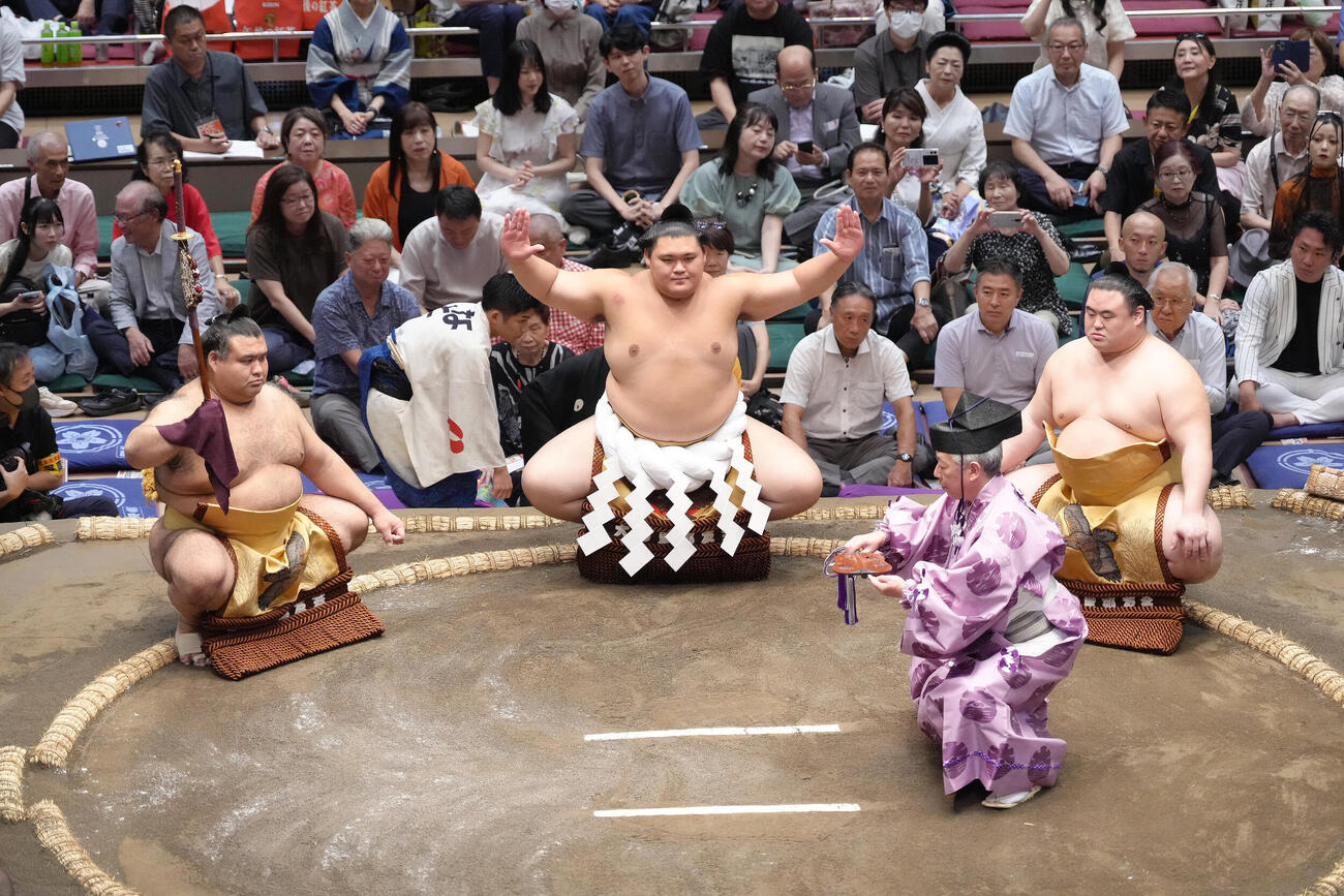 大の里の横綱土俵入りで太刀持ちを務める高安、露払いは隆の勝（2026年撮影）