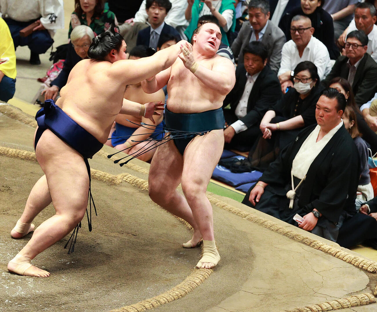 師匠の二所ノ関親方（右端）の前で安青錦（中央）を突き出しで破り優勝を決めた大の里（撮影・中島郁夫）