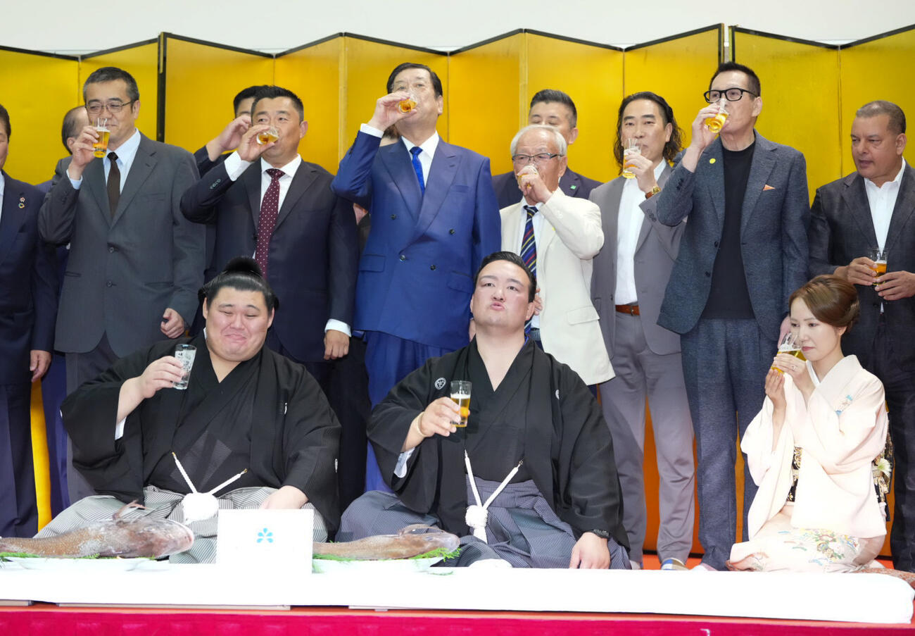 千秋楽パーティーで関係者といっしょにビールで乾杯する大の里。右は師匠の二所ノ関親方（撮影・小沢裕）