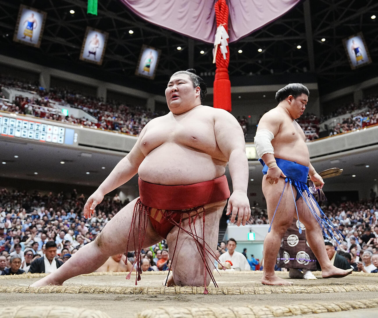 熱海富士（左）は藤ノ川にすくい投げで敗れる（撮影・小沢裕）