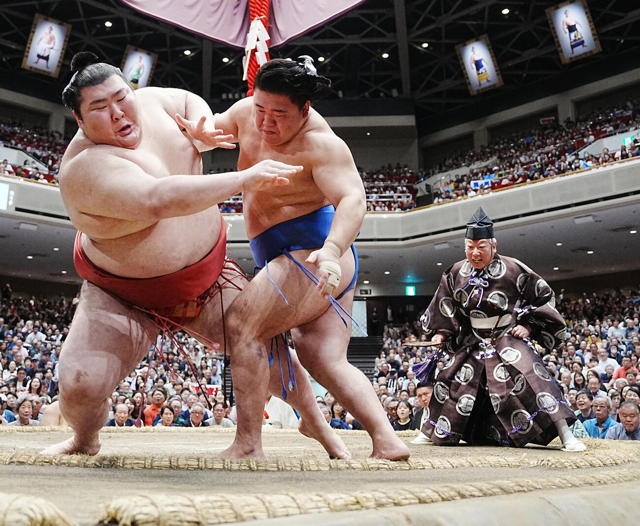 熱海富士（左）は藤ノ川にすくい投げで敗れる（撮影・小沢裕）