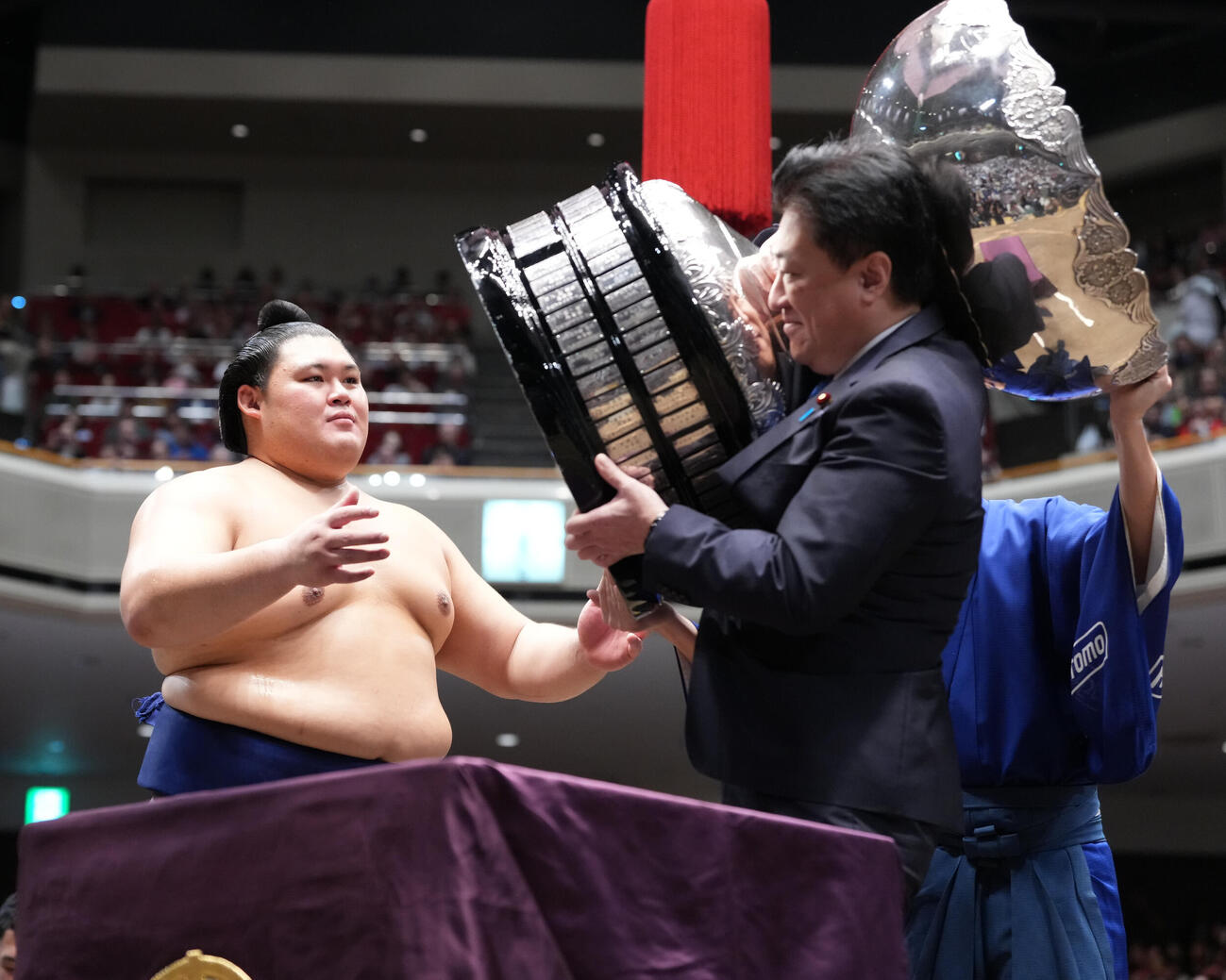 優勝した大の里（左）に内閣総理大臣杯を授与する木原稔内閣官房長官（撮影・小沢裕）