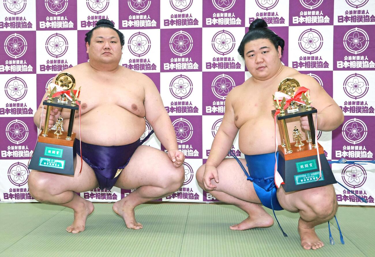 大相撲秋場所で敢闘賞を受賞した美ノ海（左）と藤ノ川（代表撮影）