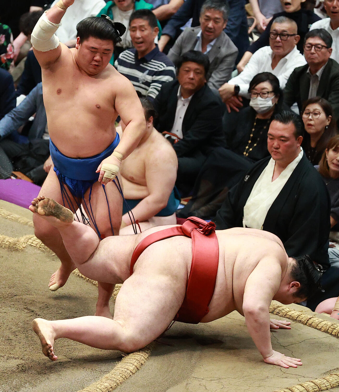 熱海富士（右）をすくい投げで破る藤ノ川（撮影・中島郁夫）