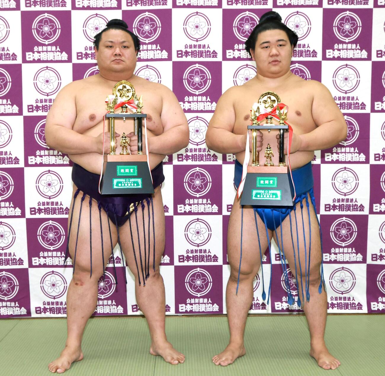 大相撲秋場所で敢闘賞を受賞した美ノ海（左）と藤ノ川＝両国国技館（代表撮影）