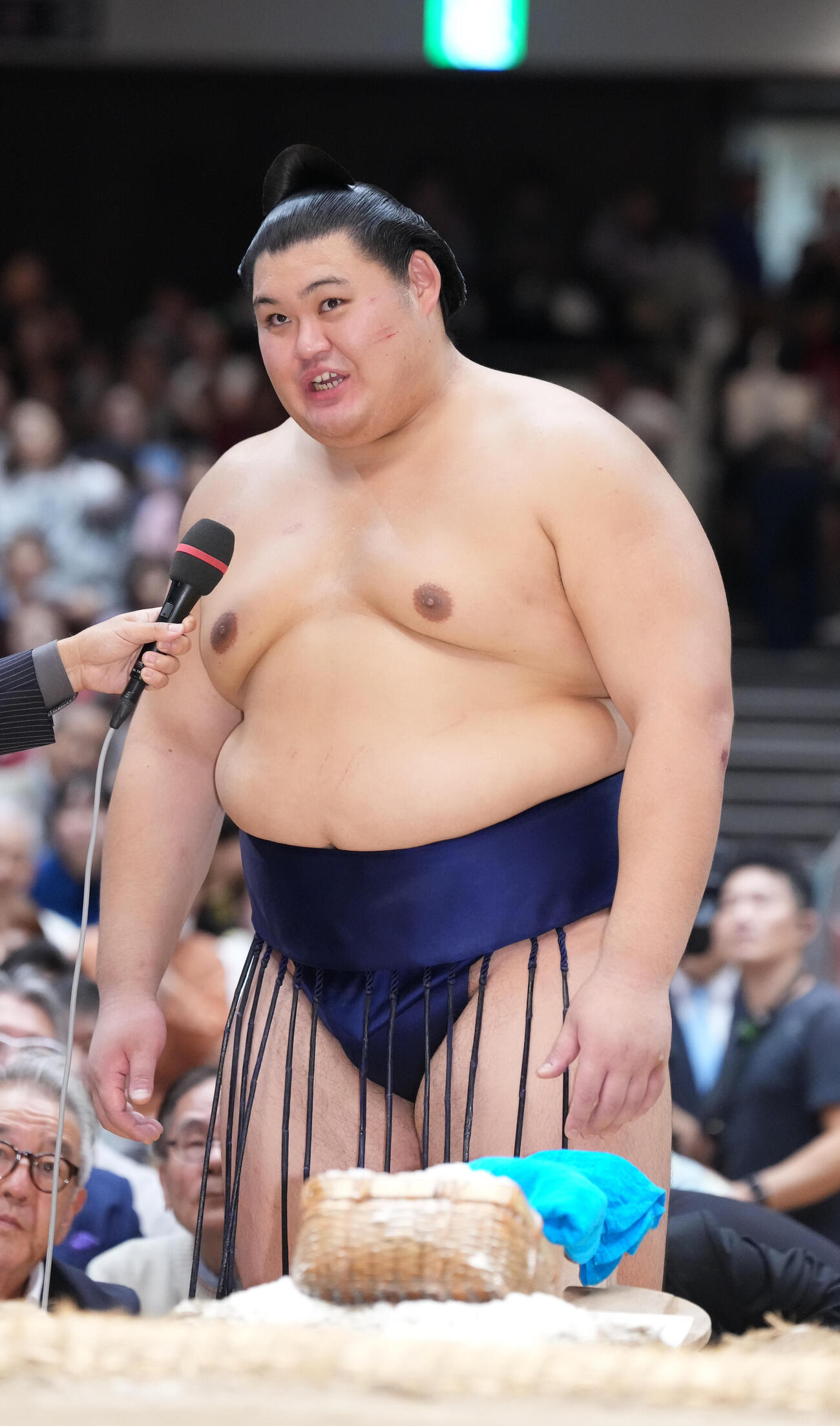 優勝インタビューで笑顔を見せる大の里（撮影・小沢裕）