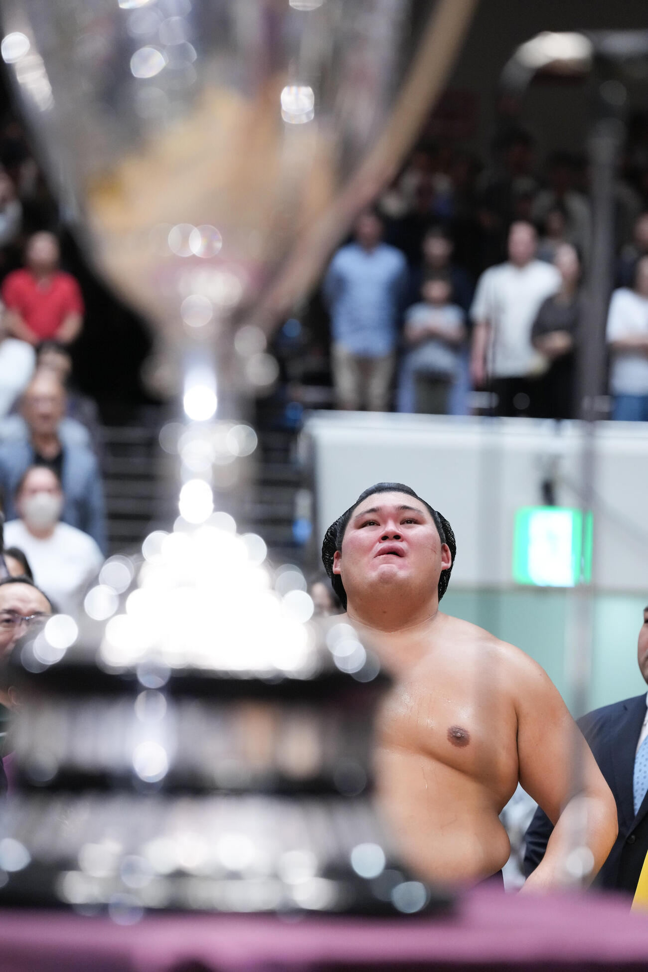 幕内優勝を飾り表彰式で号泣する大の里（撮影・小沢裕）
