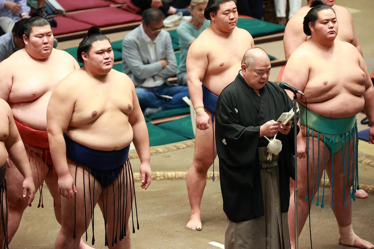 協会あいさつをする八角理事長（右から2人目）（撮影・中島郁夫）