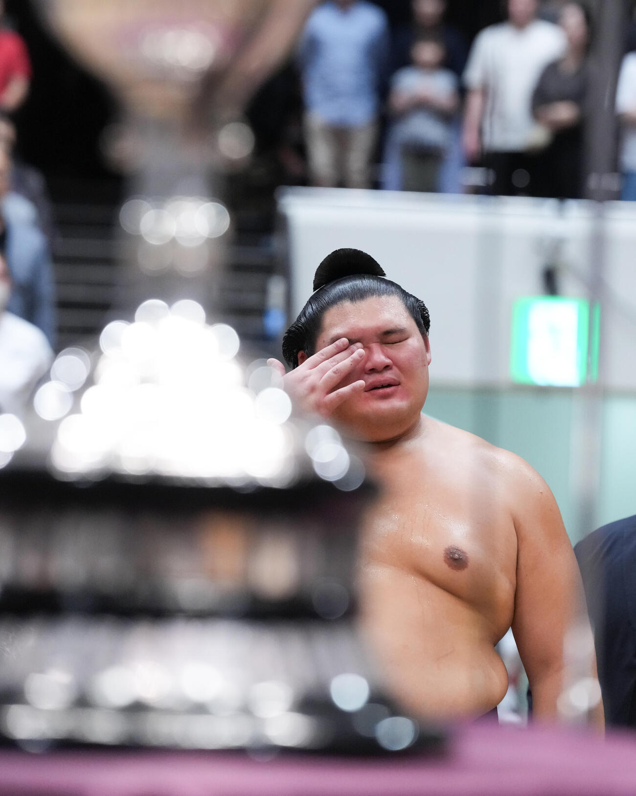優勝した大の里は表彰式で号泣する（撮影・小沢裕）