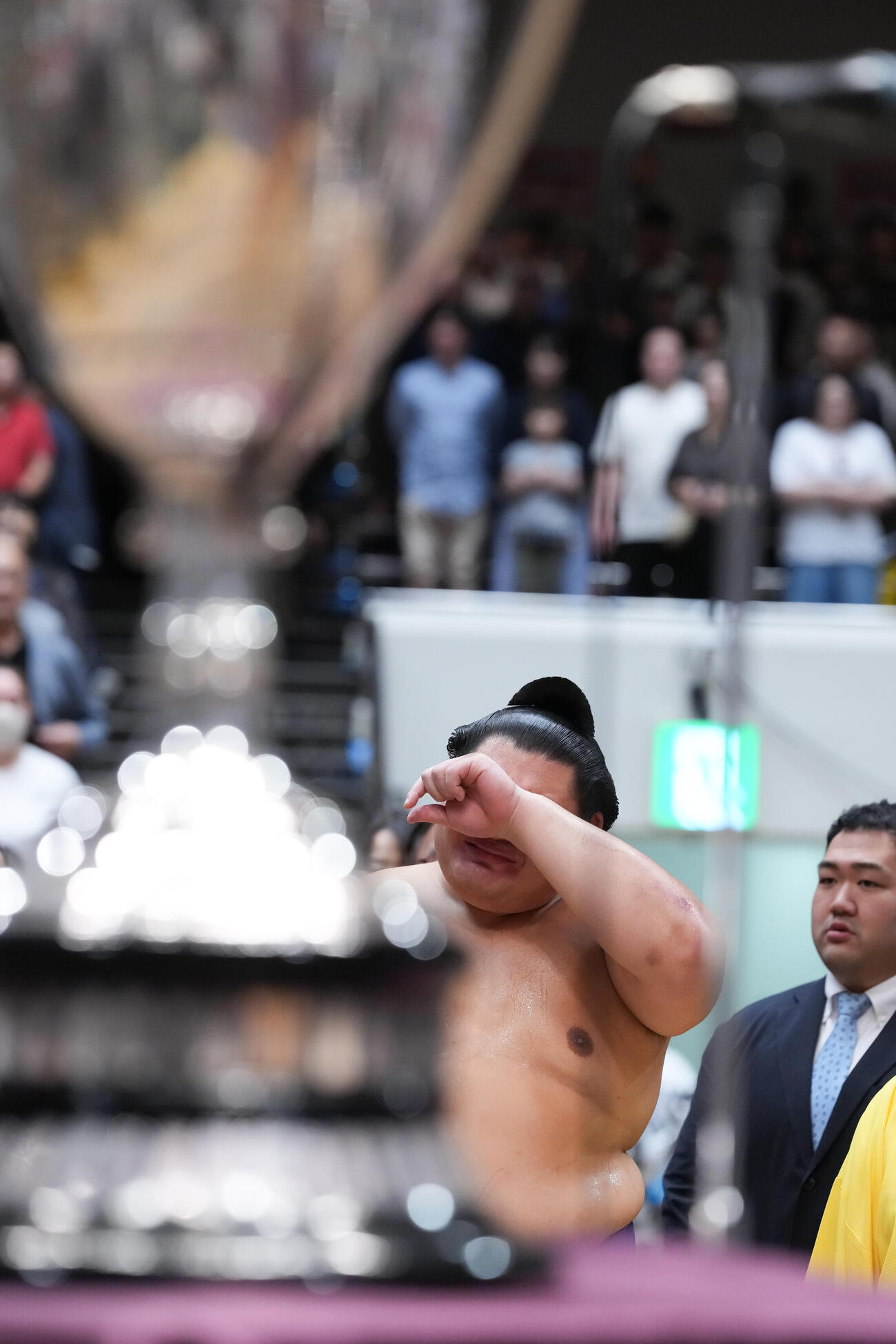 幕内優勝を飾り表彰式で号泣する大の里（撮影・小沢裕）
