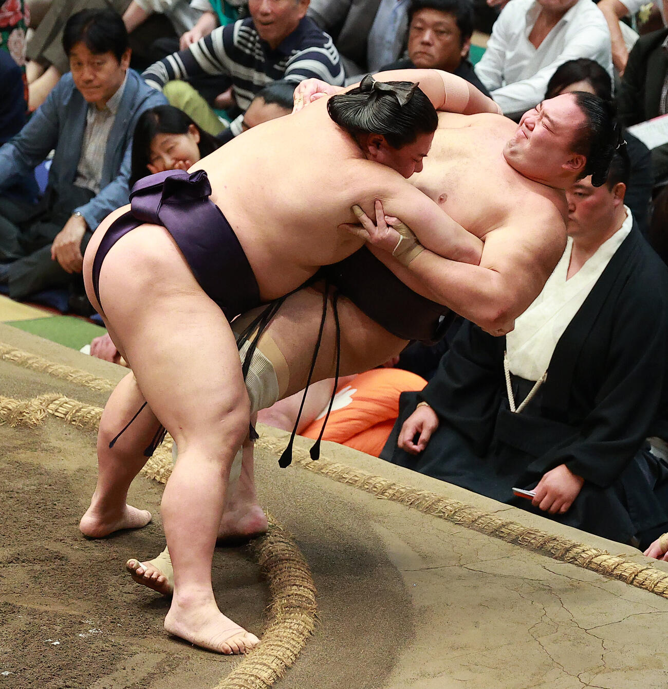 朝乃山（右）を寄り倒しで破る義ノ富士（撮影・中島郁夫）