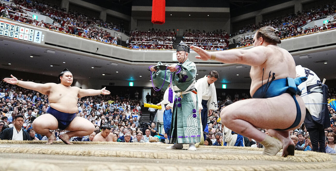 大の里と安青錦の一番を裁く立行司の木村庄之助（撮影・小沢裕）