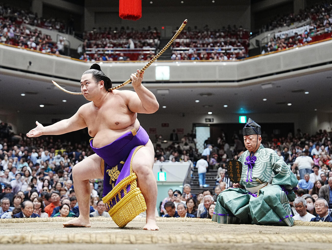 弓取り式に臨む羅漢児。右は木村庄之助（撮影・小沢裕）