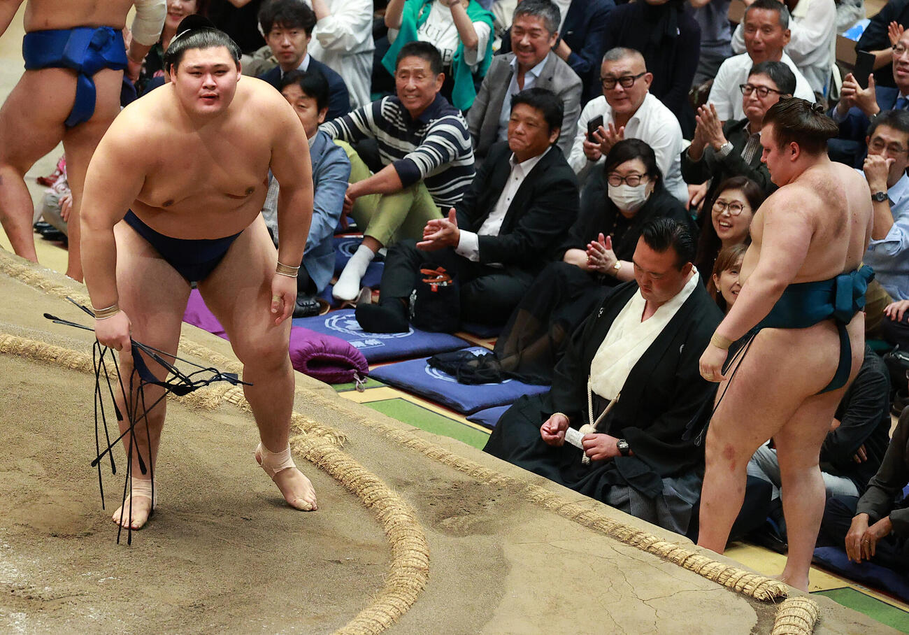 安青錦（右）を突き出しで破り優勝を決めた大の里（撮影・中島郁夫）